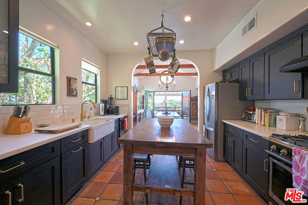 3 bed, 2.0 bath, 1860 sqft, $8,000 — Photo 4