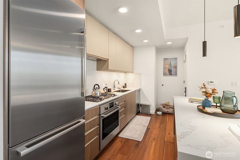 4th image of 800 Columbia Street #2609