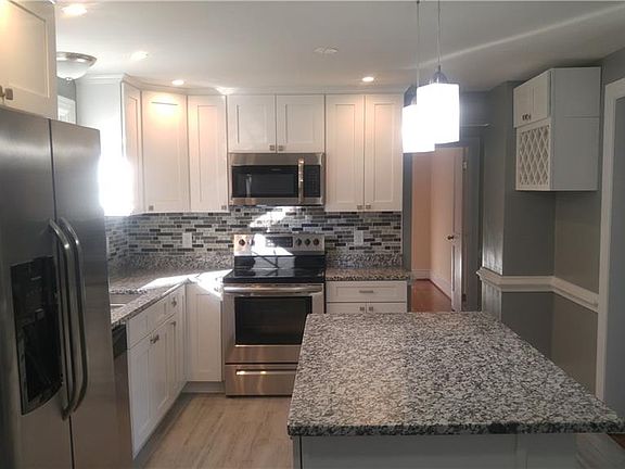 4th image of 2600 Pine Grove Dr