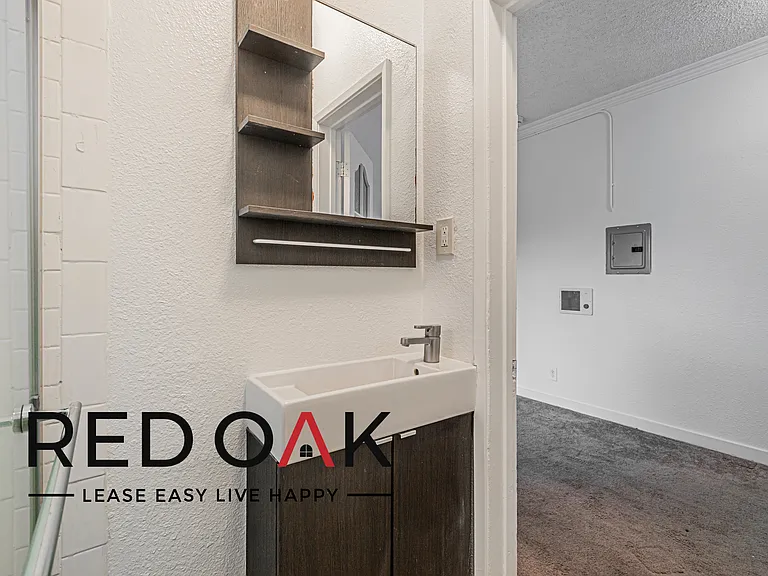 Charming Studio in The Heart Of Glendale — Photo 13