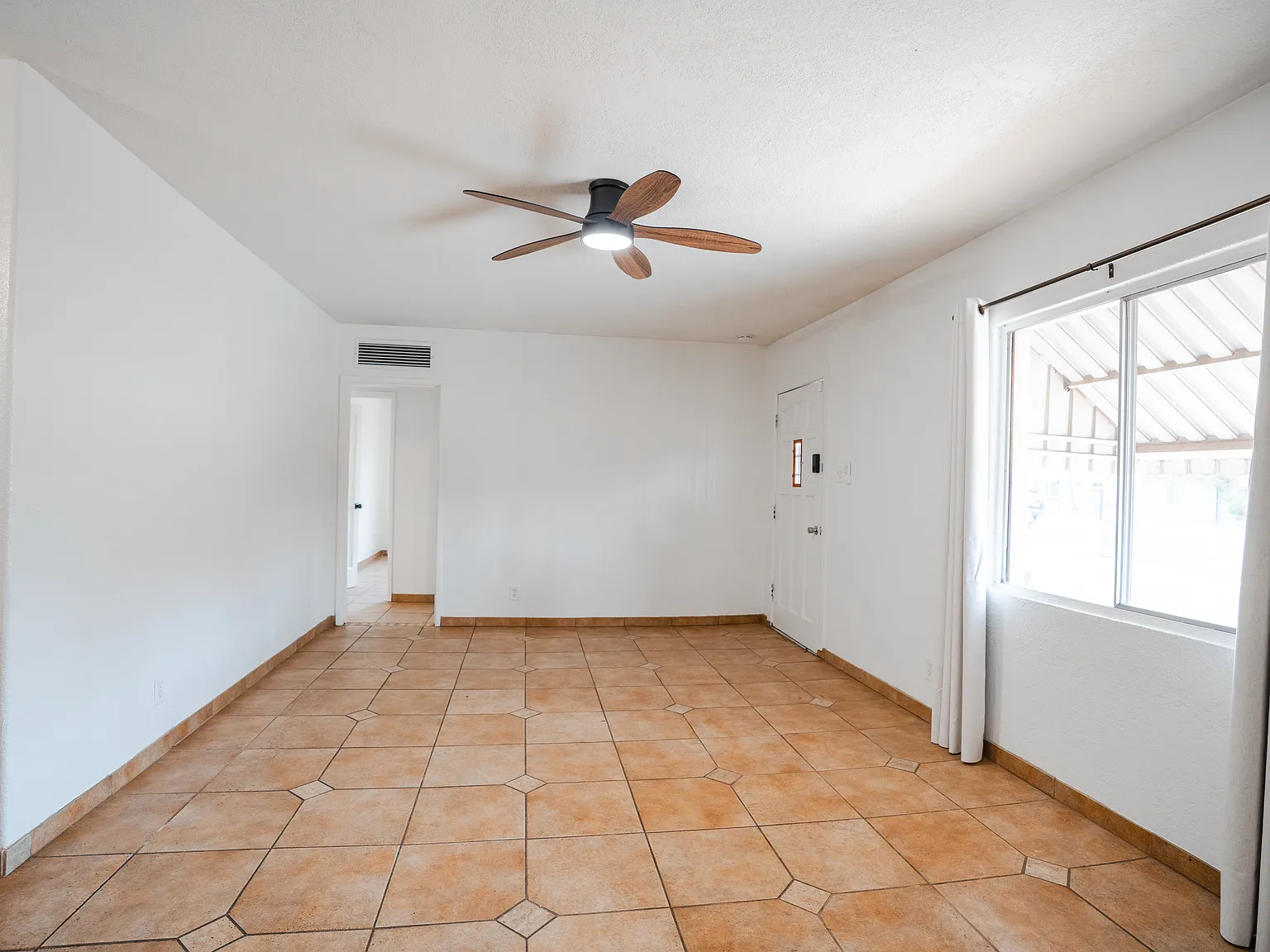 3 bed, 1250 sqft, $1,900 — Photo 3