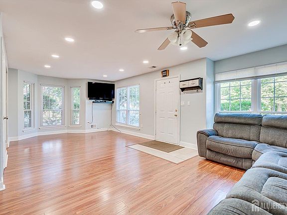 4th image of 73 Goodwin Dr