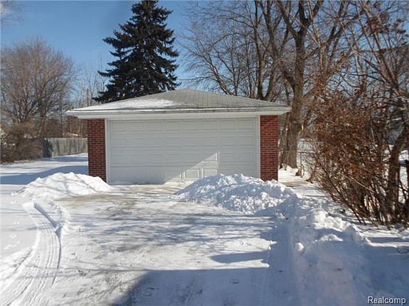 2nd image of 26480 Oak St