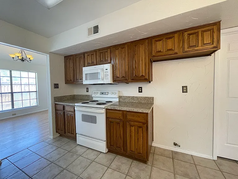 4400 Odessa Dr — Photo 9