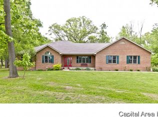 1013 E Washington St, Riverton, IL 62561