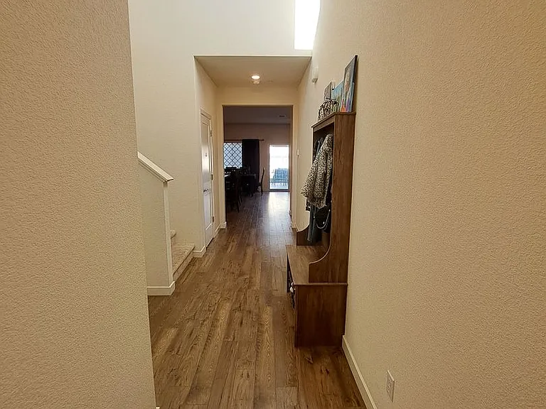 1160 Yale Dr — Photo 2