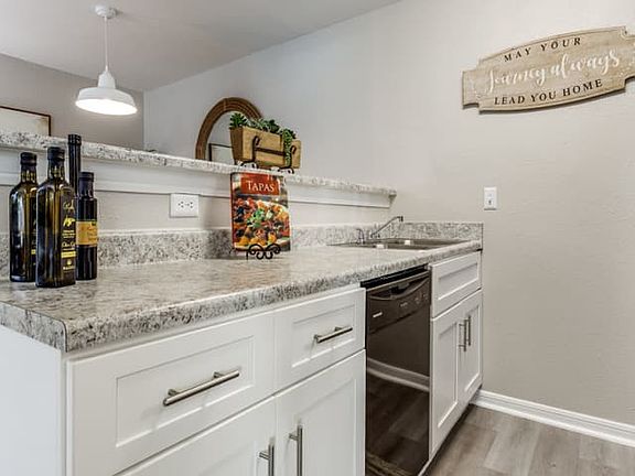 5th image of 201 Hackberry St #4511