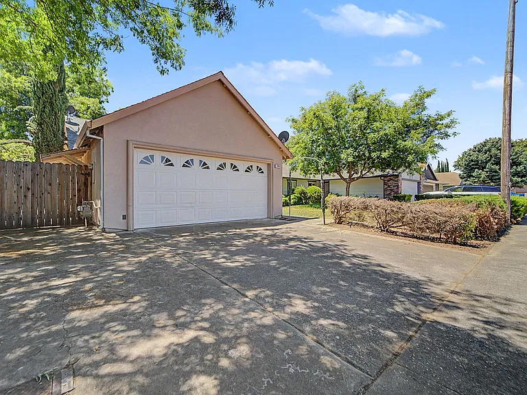 1000 Beechwood St — Photo 2