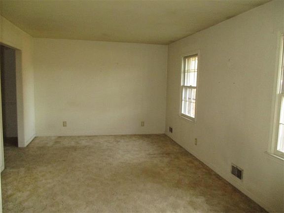 3rd image of 3736 Green Bay Dr