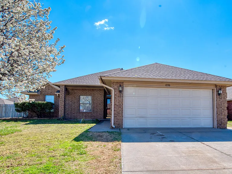 1220 Eastridge Dr — Photo 1