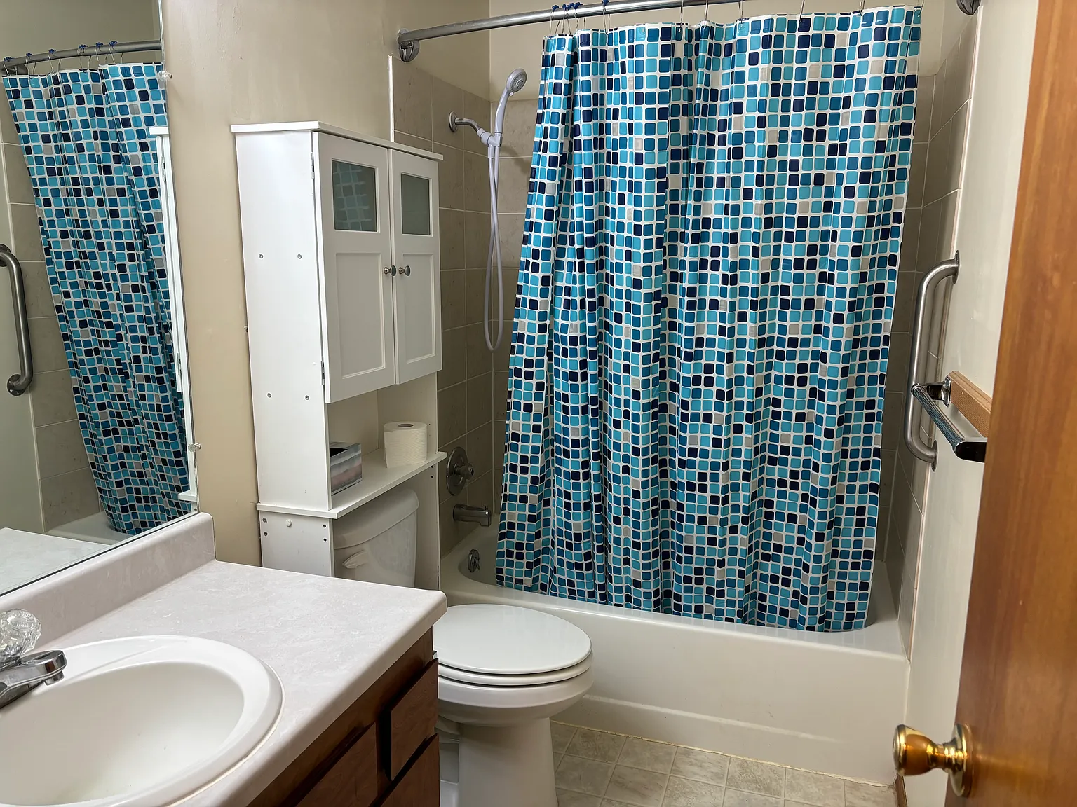 2 bed, 1904 sqft, $950 — Photo 1