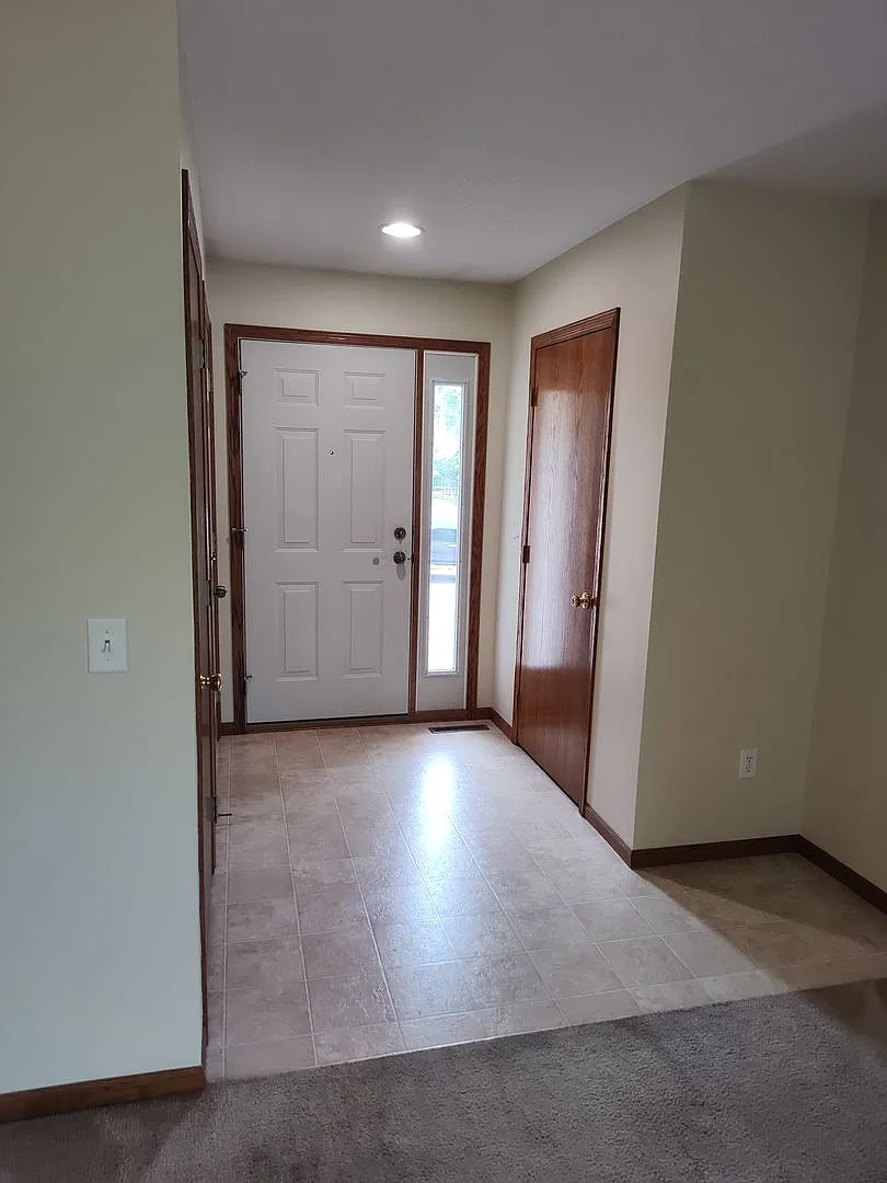 3 Bedroom, 2 bathroom twin home in Oakdale — Photo 4
