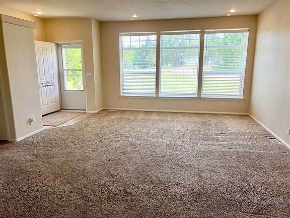 5th image of 300 E Shoshone St