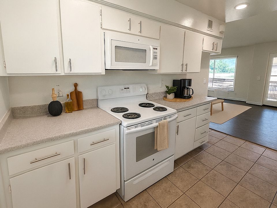 2 bdr 2 bath upstairs kitchen