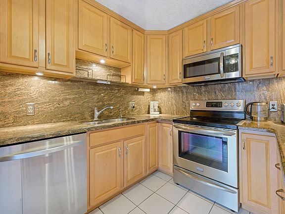 5th image of 2575 Garden Court #2575
