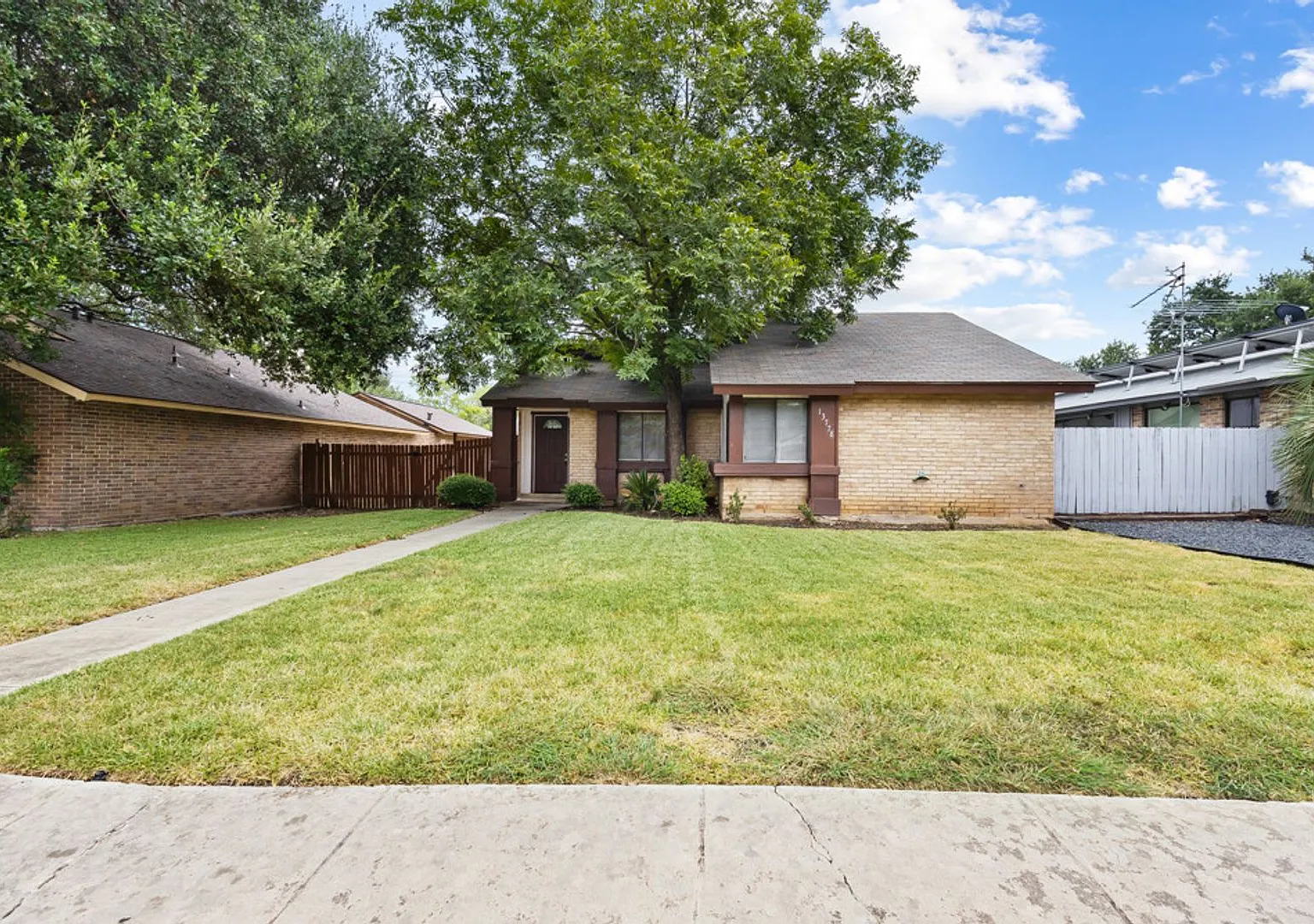 2 Bedroom/2 Bath Castle Hills Subdivision — Photo 1