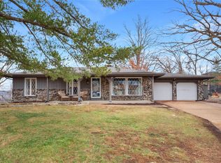 17 Treecrest Ct, Fenton, MO 63026