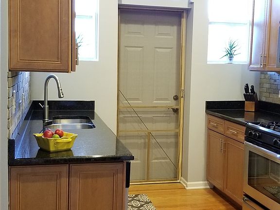 5th image of 3102 W Argyle St #2