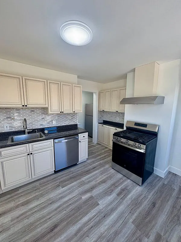 2 bed, 1.0 bath, 950 sqft, $2,350 — Photo 3