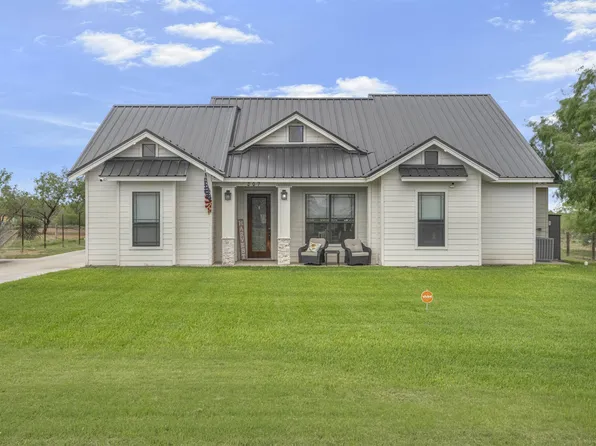 305 Cardinal St, Zapata, TX 78076