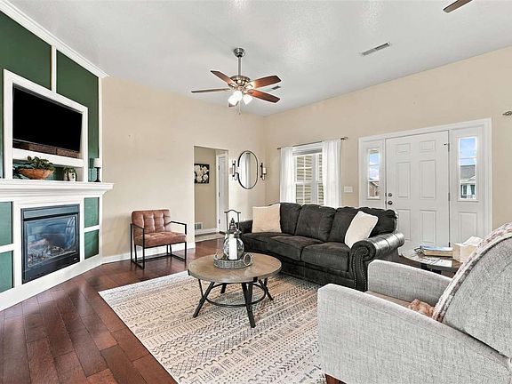 3rd image of 220 Cherry Ln