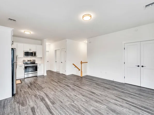 140 S Clinton Ave, Bay Shore, NY 11706