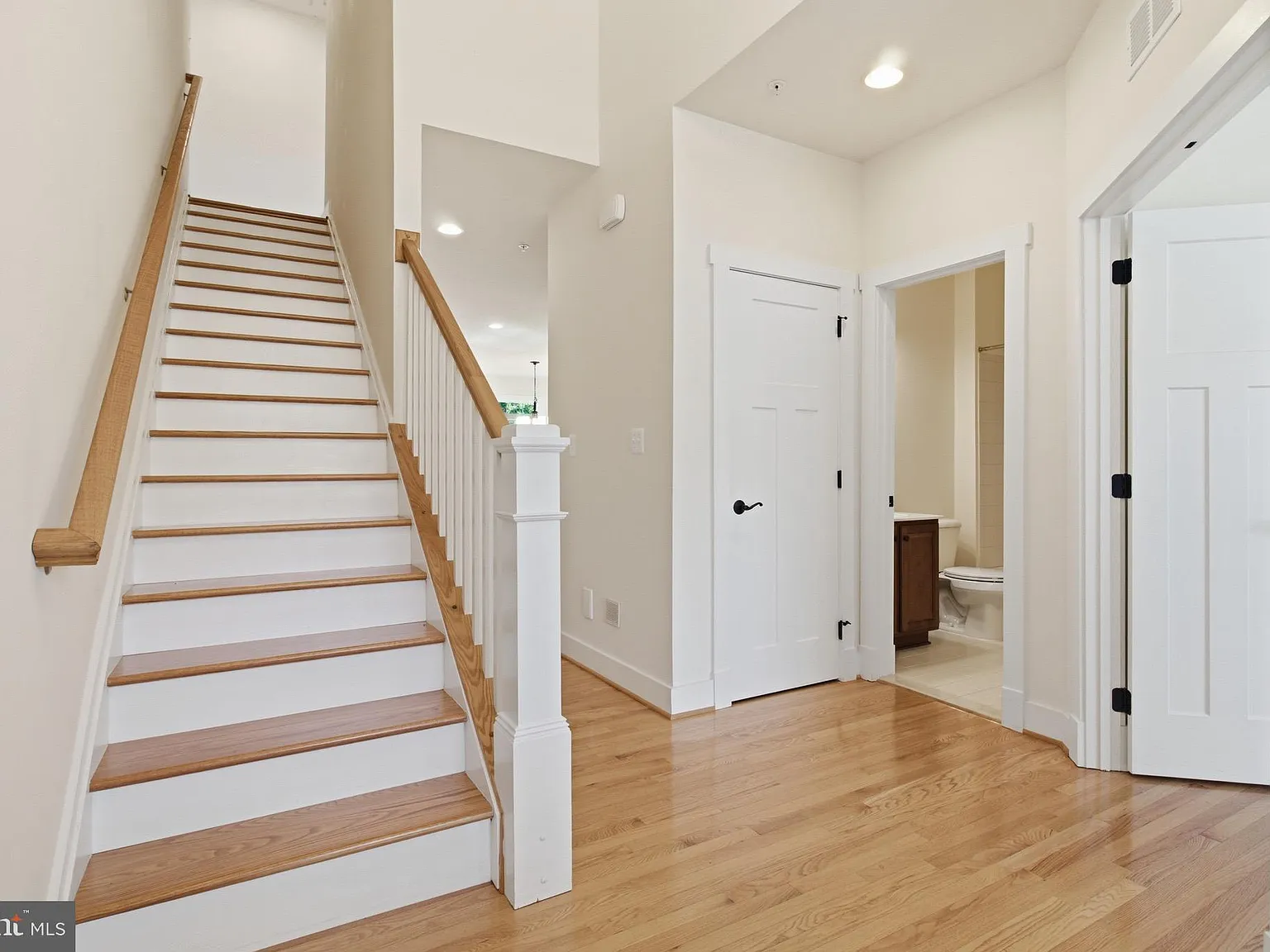 4 bed, 3.0 bath, 2319 sqft, $4,000 — Photo 4
