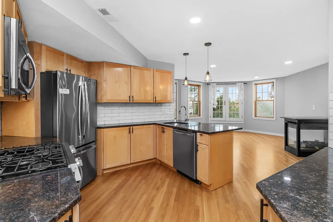 2 bed, 936 sqft, $3,850 — Photo 2