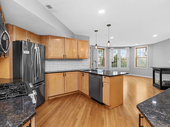 2nd image of 40 Baxter St