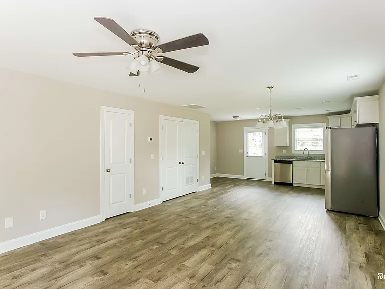 1105 Rosewood Ave — Photo 5