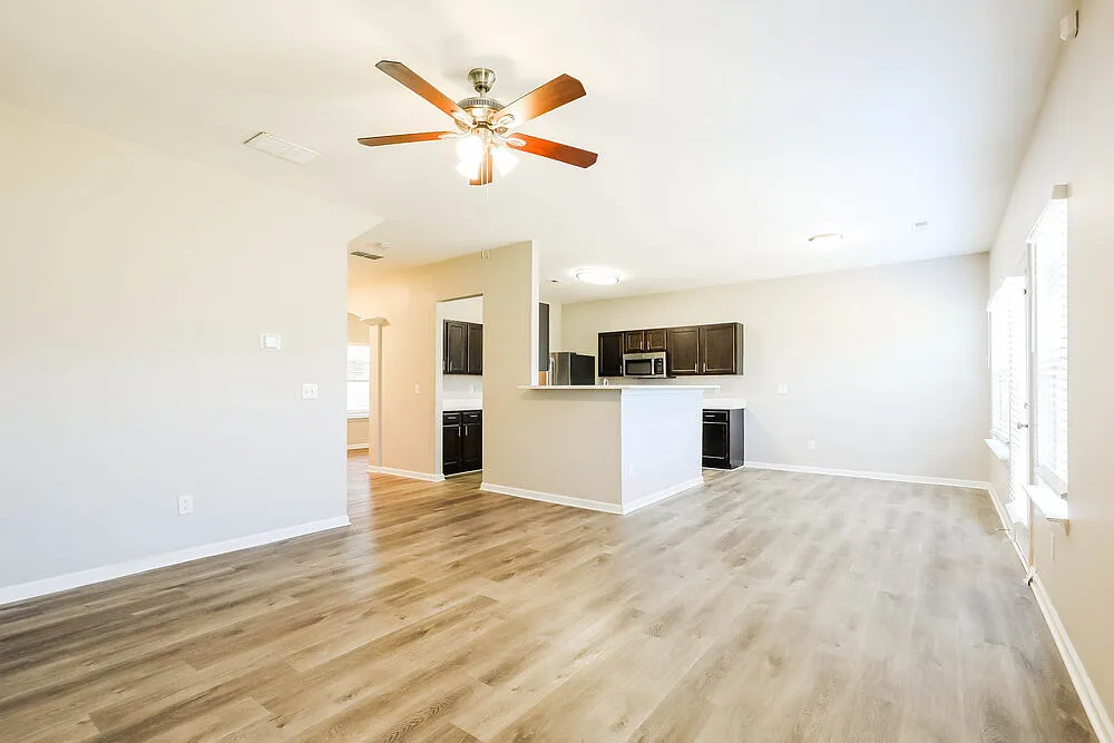 5 bed, 3.0 bath, 2242 sqft, $2,415 — Photo 4