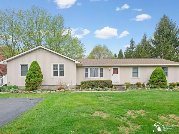 2760 Spring Hill Dr, Howell, MI 48843