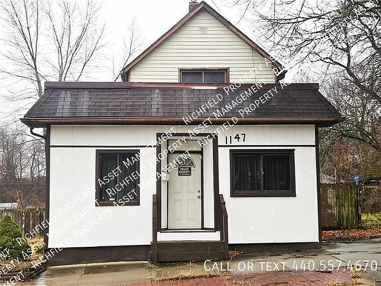 1147 Newton St — Photo 1