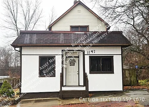 1147 Newton St Photo 1