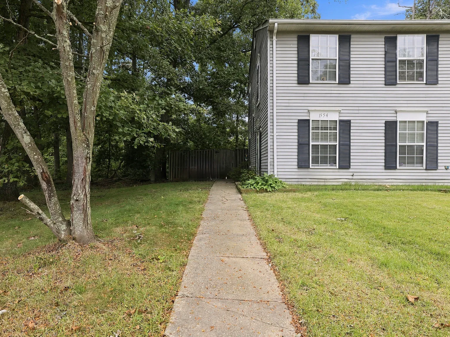 Beautiful 3 bedroom 1.5 bath End Unit Townhome! — Photo 2