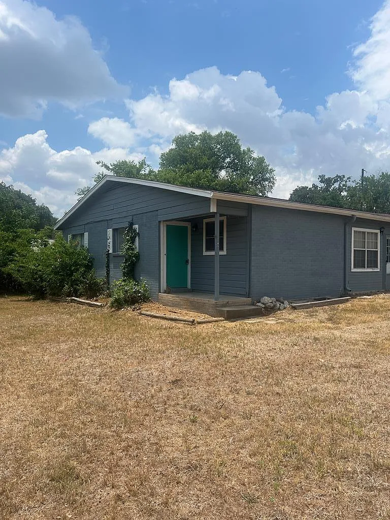 3 bed, 1.0 bath, 1300 sqft, $1,500 — Photo 1