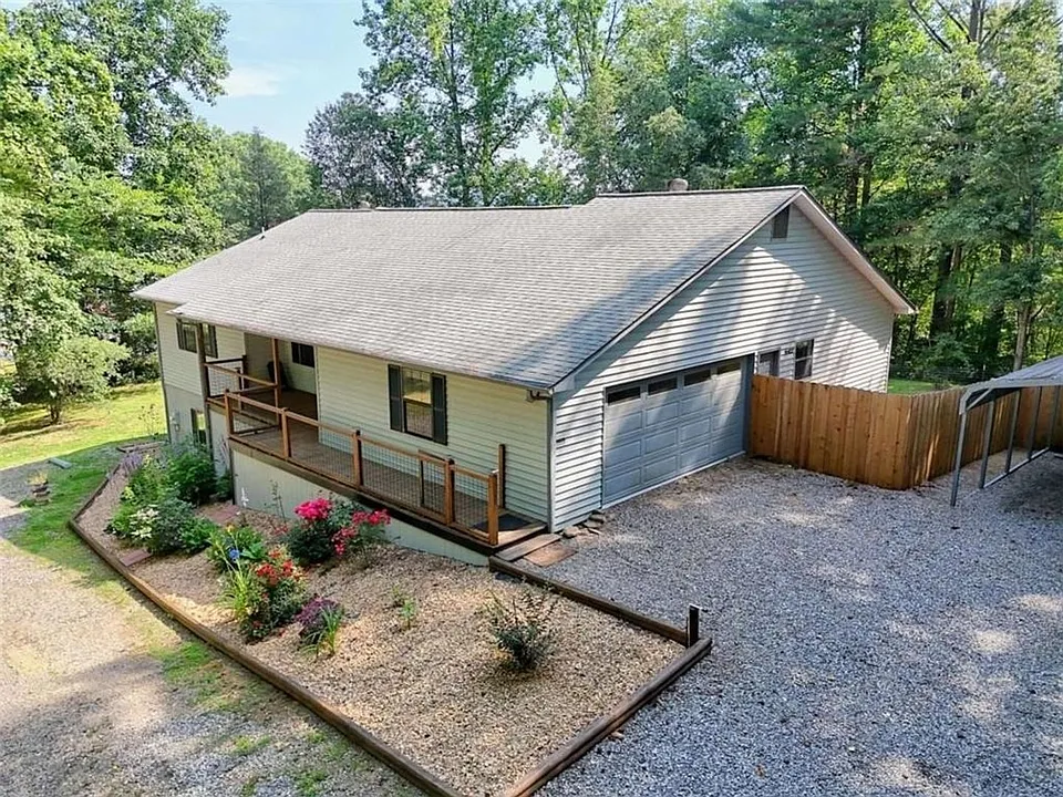 28 Coon Tail Rd