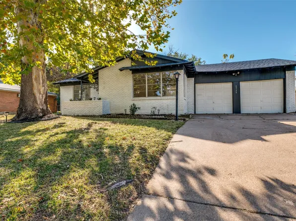 6920 Robinhood Ln, Fort Worth, TX 76112