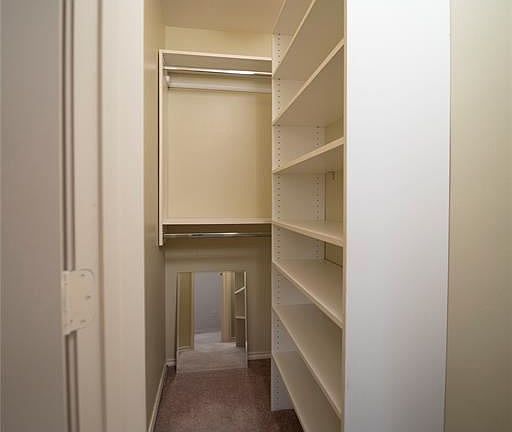 4th image of 922 W Heights Hollow Ln