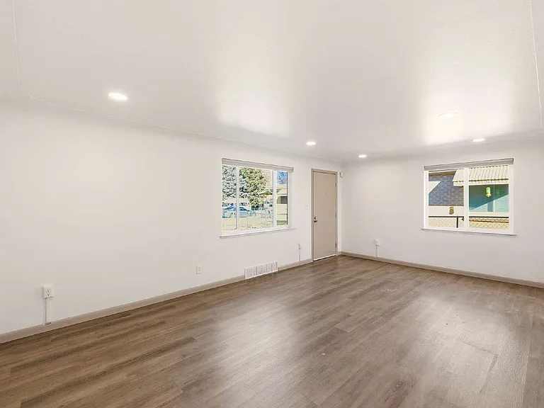 5104 E 33rd Ave — Photo 3
