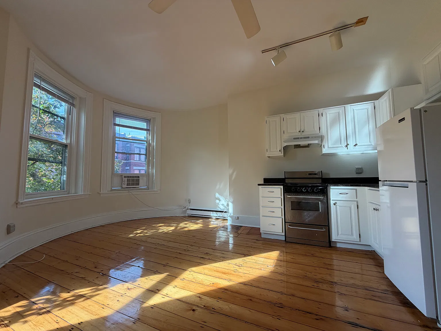 Studio, $2,400 — Photo 2