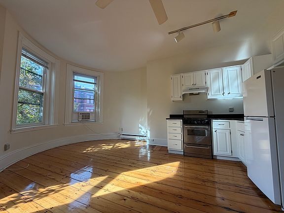 2nd image of 15 Symphony Rd APT 6