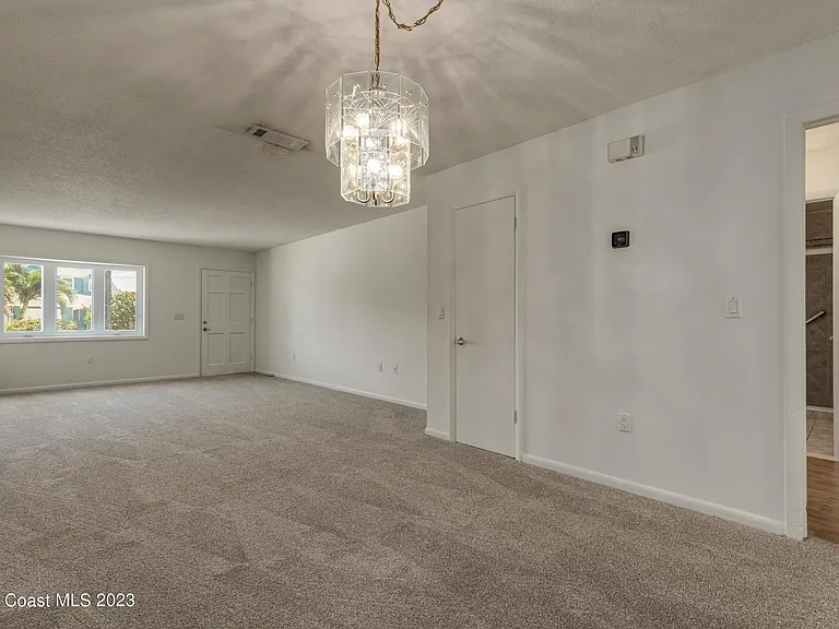 302 Emerald Pl E — Photo 20