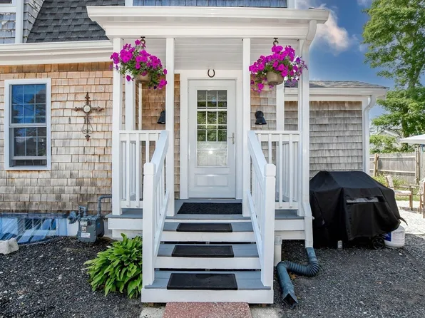 7 Bungalow Ln, Buzzards Bay, MA 02532
