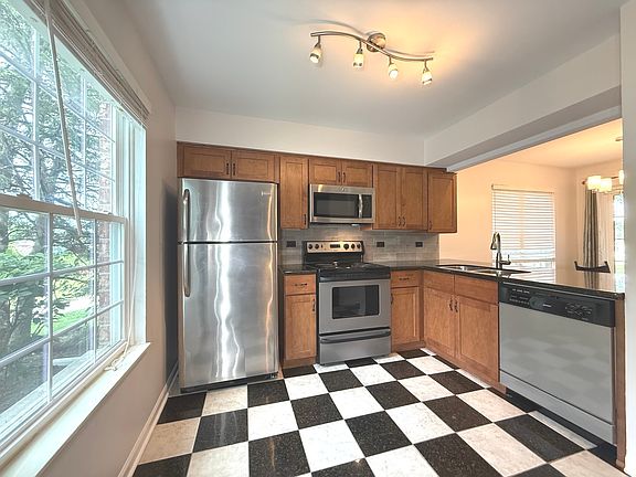 5th image of 1757 Eastwood Ct APT 4