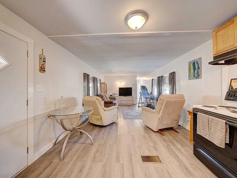 351 Palm Dr — Photo 16