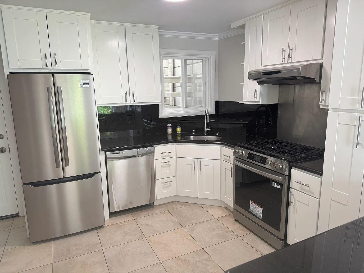 2 bed, 1100 sqft, $5,950 — Photo 4