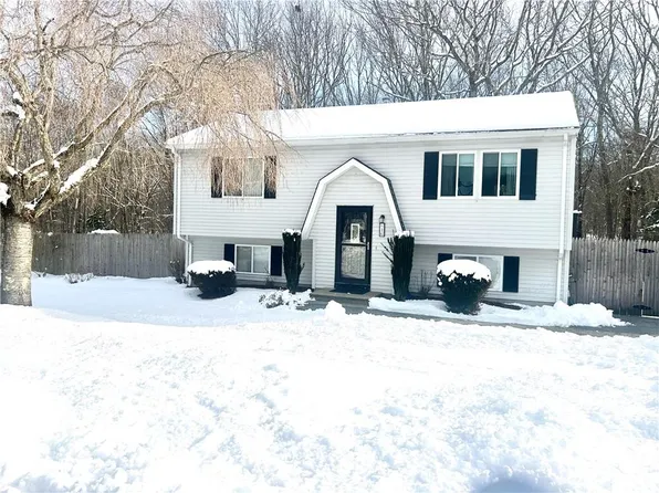 16 Drawbridge Dr, West Warwick, RI 02893