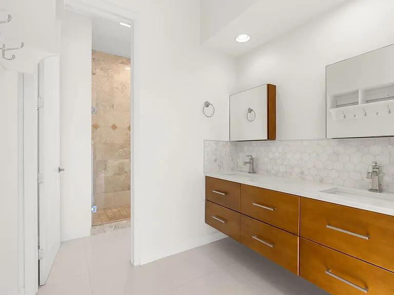 622 NE 10th Ave — Photo 32