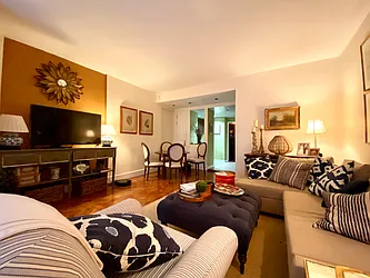 Rented by R New York